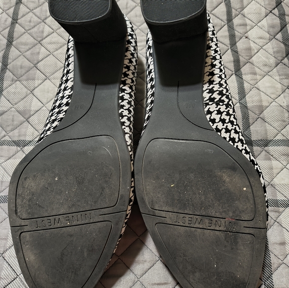 Beautiful Nine West Houndstooth Loafers with Chain Detail - Picture 5 of 5